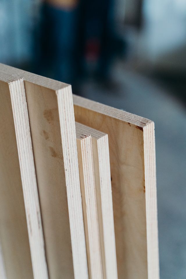 Gedetailleerde close-up van multiplexpanelen in een hoek, met textuur en nerven