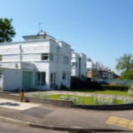 Beckenham: Flat-roofed houses in Bushey Way