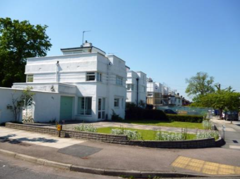 Beckenham: Flat-roofed houses in Bushey Way